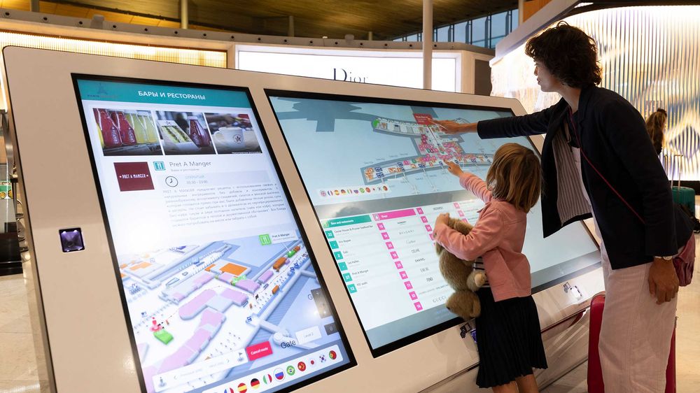 borne d'orientation à l'aéroport