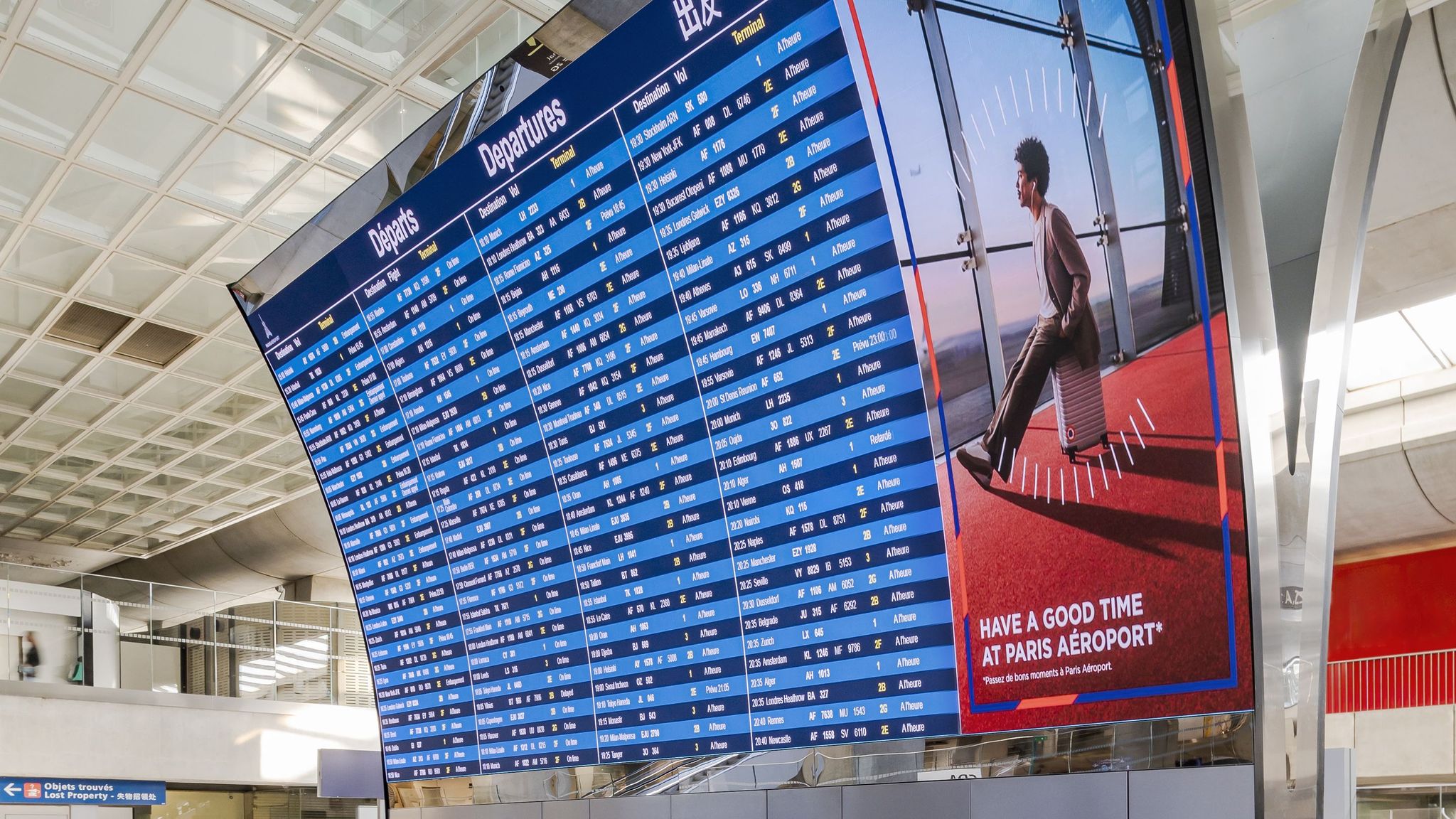 grand écran suivi des vols et dans la gare du tgv