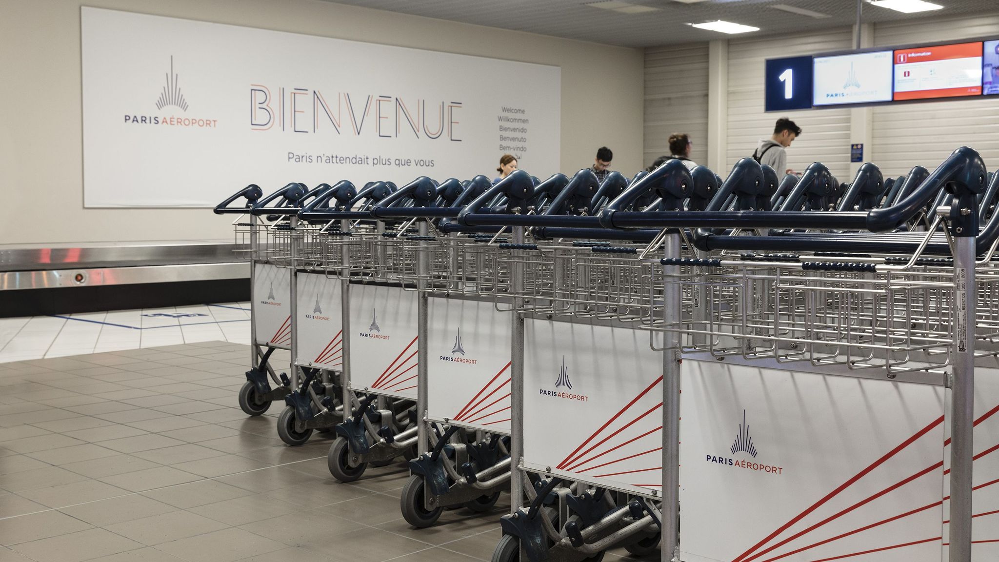 chariots à bagages dans l'aéroport