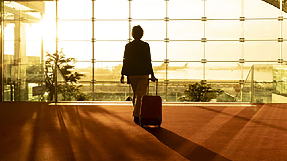 passager avec le soleil tenant une valise à charles de gaules