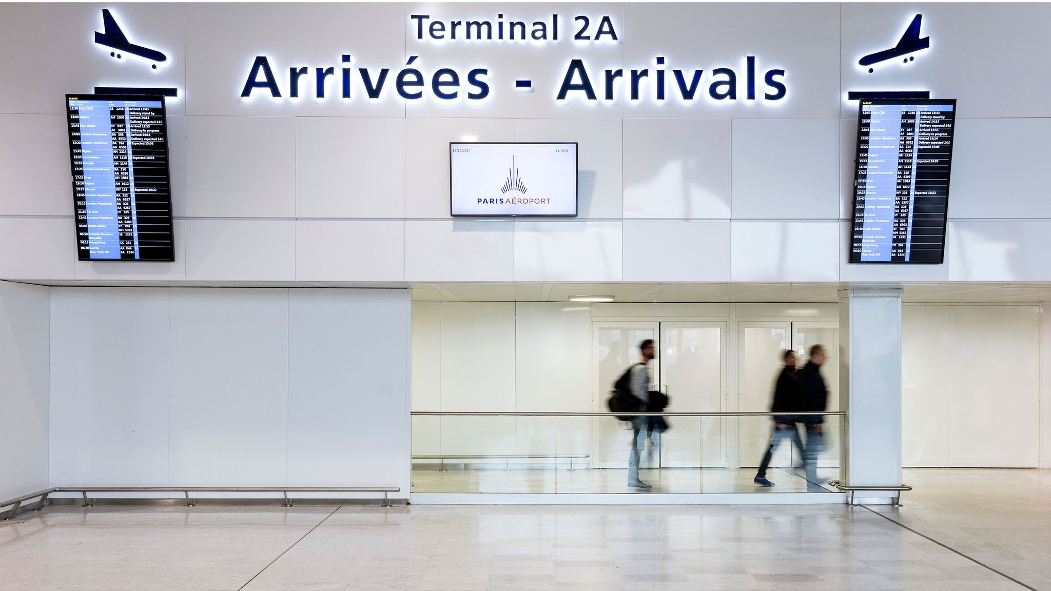terminal 2 écran et vol à l'arrivée paris charles de gaulle