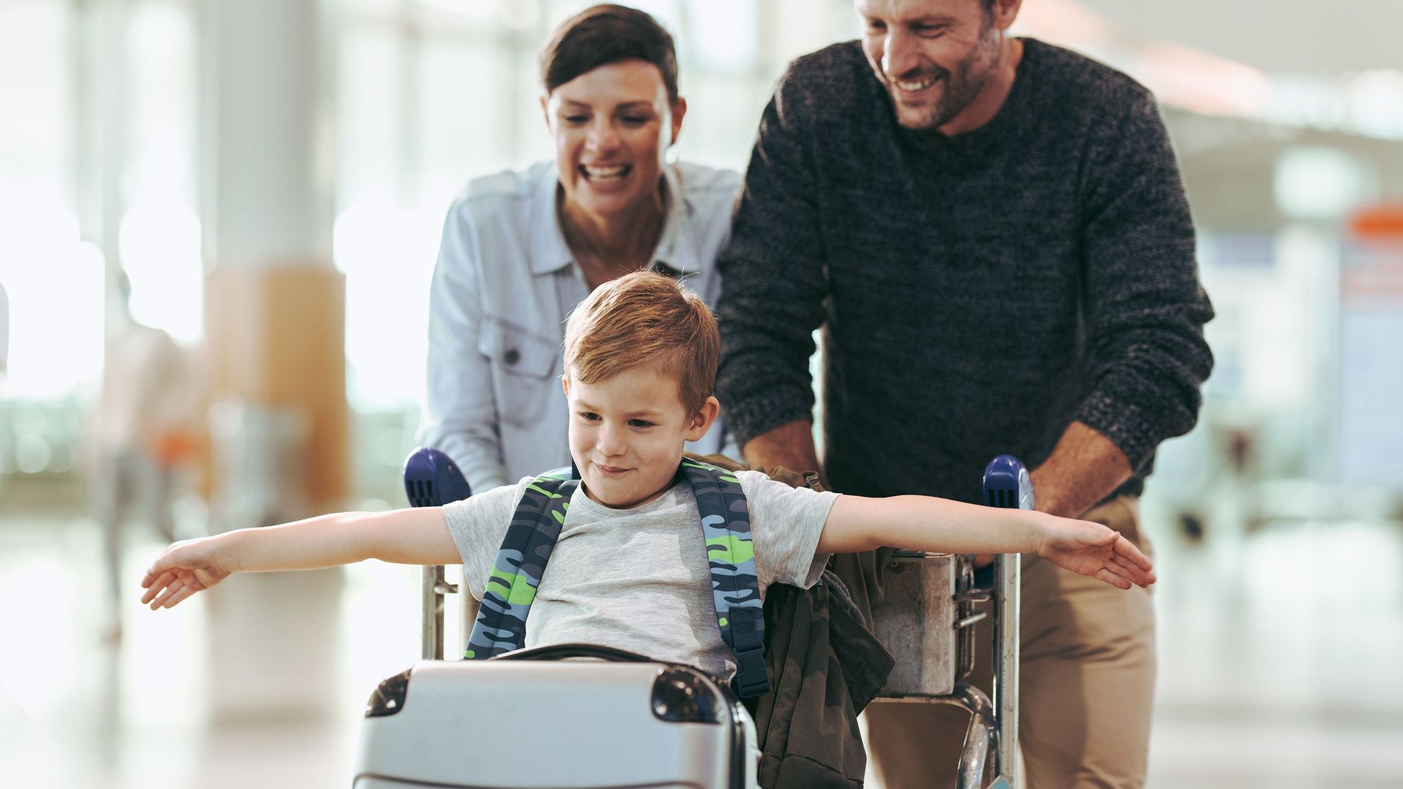 famille et enfants à l'aéroport
