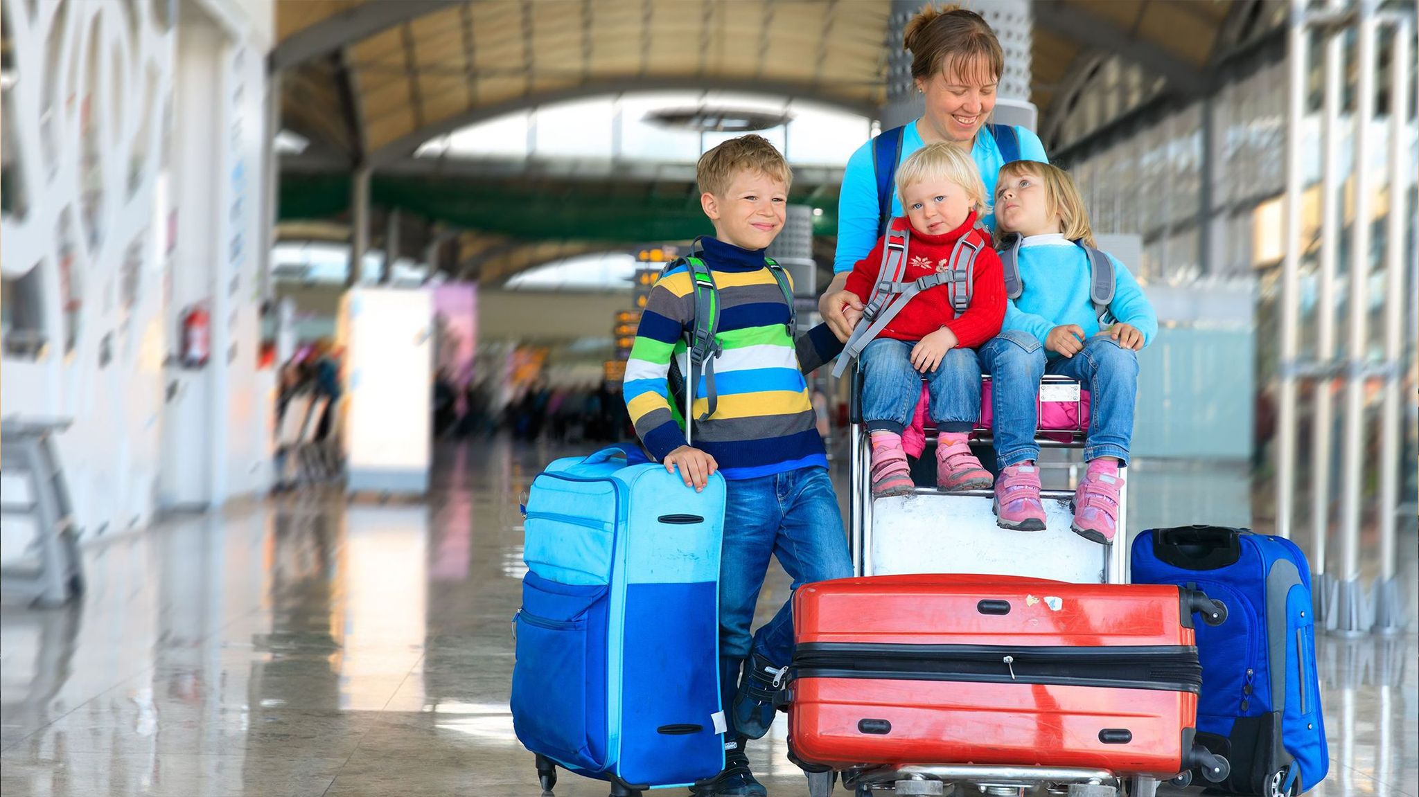 déplacement en famille dans l'aéroport