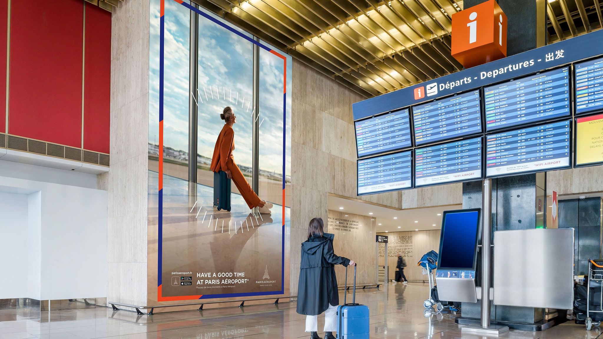 passagers devant un écran au vols au départ à paris ory