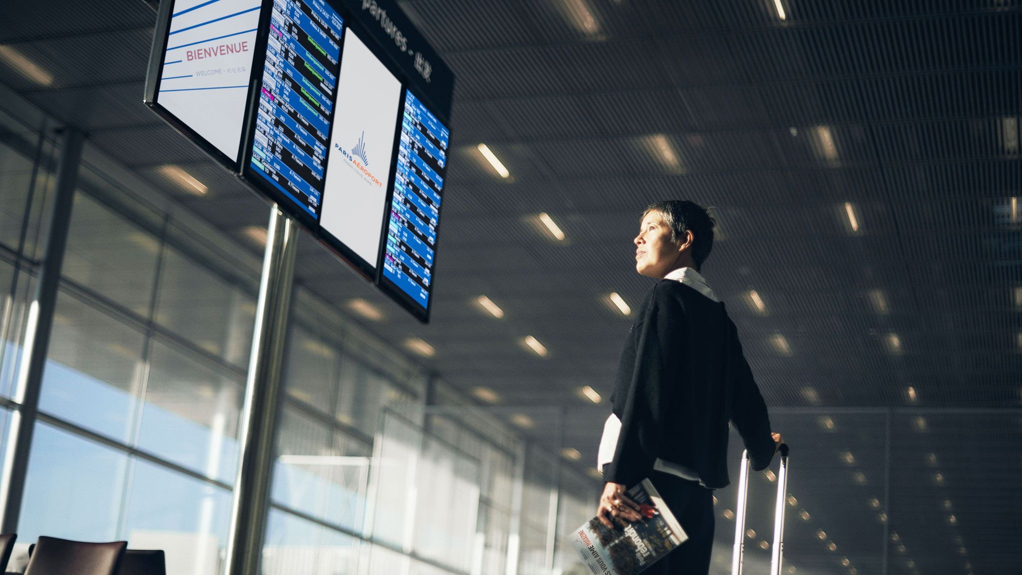 passagers devant les écrans vols et départ à paris orly