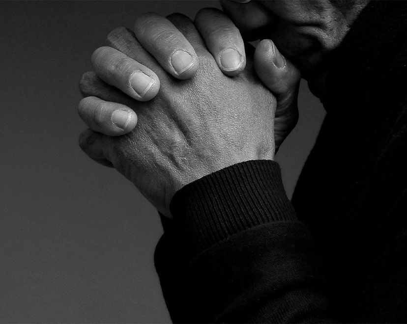 homme qui joint les mains