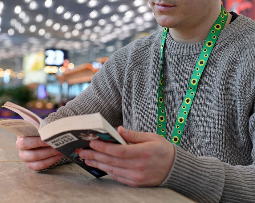 homme lecture cordon aéroport